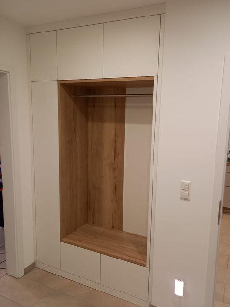 Garderobe nach Maß Individuelle Garderobe nach Maß mit Sitzbank, Holzrückwand und praktischen Stauraumfächern.