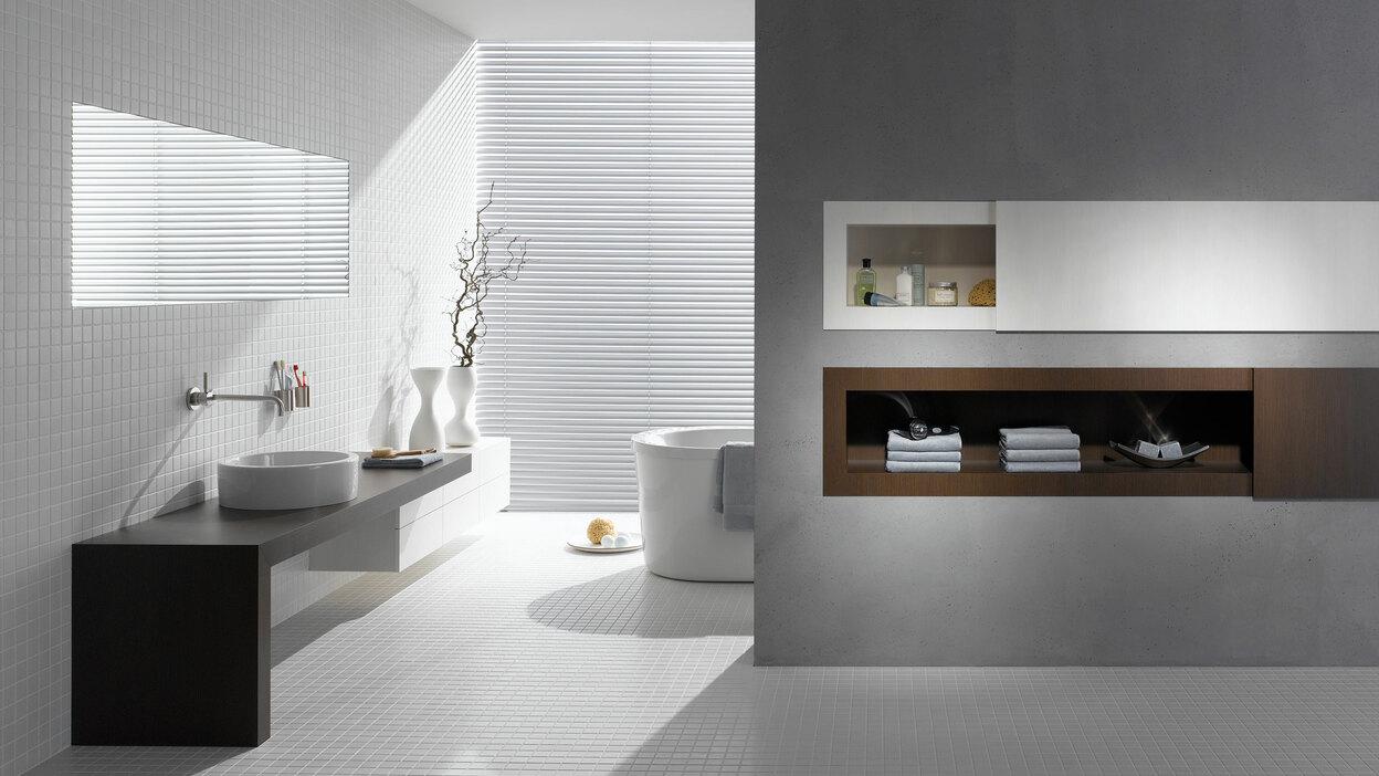 Badezimmerimpression mit Trennwand Badezimmerimpression mit stilvoller Trennwand mit Einbauregal.