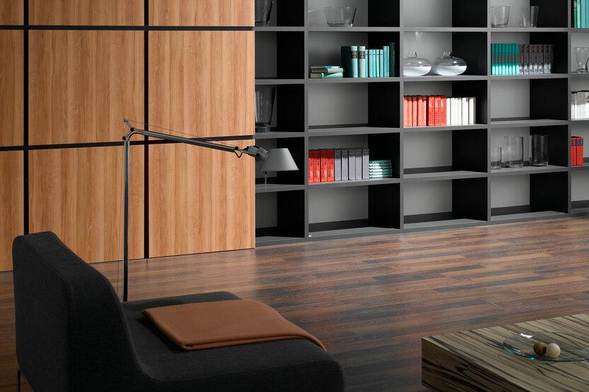 Detailaufnahme einer Regal-Schrank Kombination Detailaufnahme eines schwarz lackierten Bücherregals in Kombination mit quadratischen Holztüren für geschlossene Regalseite.