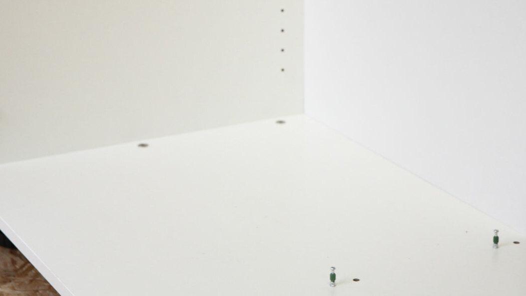 Detailaufnahme einer Schrankrückwand von innen Detailaufnahme einer Schrankrückwand von innen in einem Korpus.