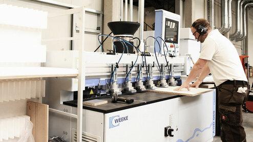 CNC Produktionskontrolle Computergestützte Materialfertigung wird nach der Produktion von Tischler kontrolliert.