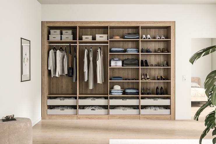 Offener Kleiderschrank nach Maß aus Holz mit organisiertem Innenraum Ein maßgefertigter Holzkleiderschrank, offen gezeigt, mit ordentlich angeordneter Kleidung, Schuhen und Aufbewahrungsboxen.