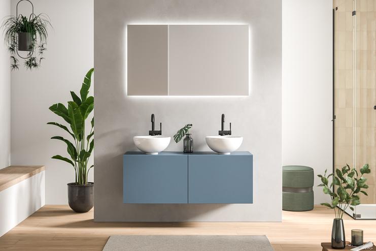 Designer Bad nach Maß mit Doppelwaschbecken Modernes Bad nach Maß mit einem schwebenden Doppelwaschbecken in Blau, dazu passende minimalistische Spiegel und sanfte Beleuchtung.