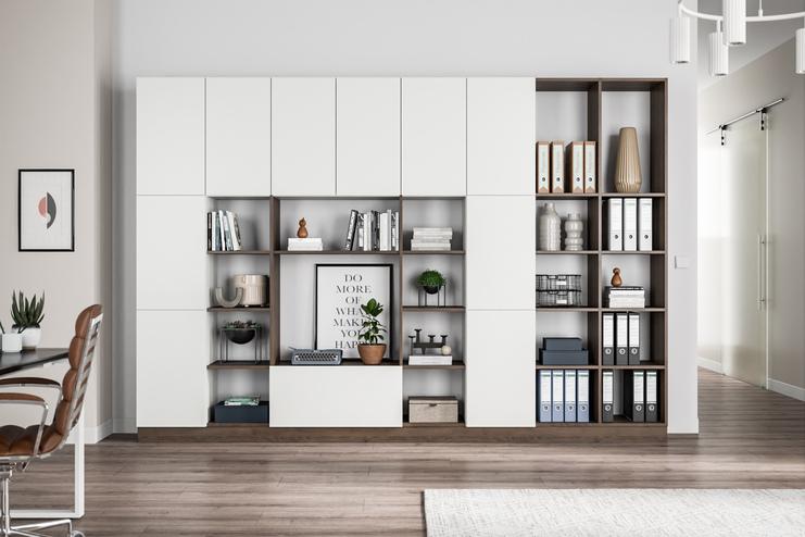 Maßgefertigter Wandschrank mit integrierter Bücher- und Dekoreinheit Ein multifunktionaler Wandschrank nach Maß, weiß, mit offenen Regalen für Bücher und Deko, fügt sich in ein modernes Zimmer ein.