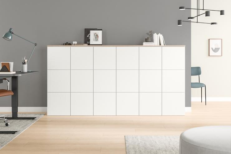 Zeitgenössische Kommode nach Maß mit klarem Design in einem modernen Arbeitszimmer Maßgefertigte, weiße Kommode mit sauberer Linienführung und minimalistischem Stil, stehend auf einem hellen Holzboden.