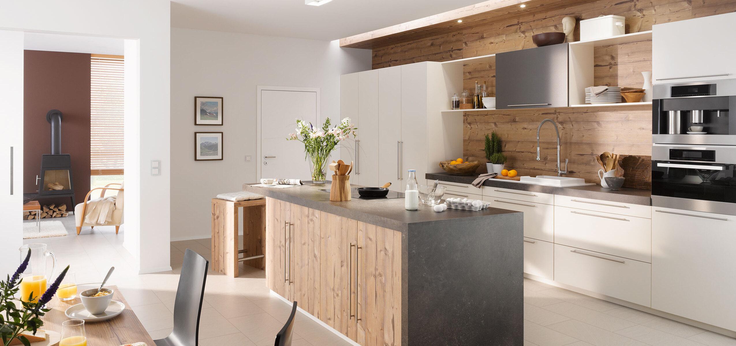 Impressionen eines Küchenstudios Impressionen einer Küche mit Esszimmer mit hellen Holzmöbeln und dunklen und weißen Fronten im Kontrast